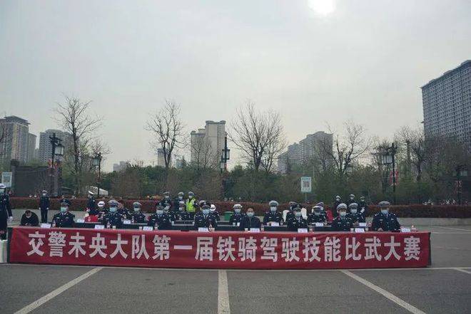 交警铁骑比武大赛，燃爆了！(图1)