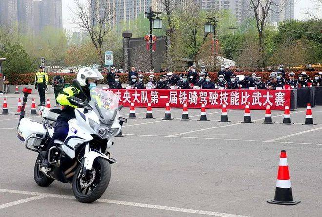 交警铁骑比武大赛，燃爆了！(图7)