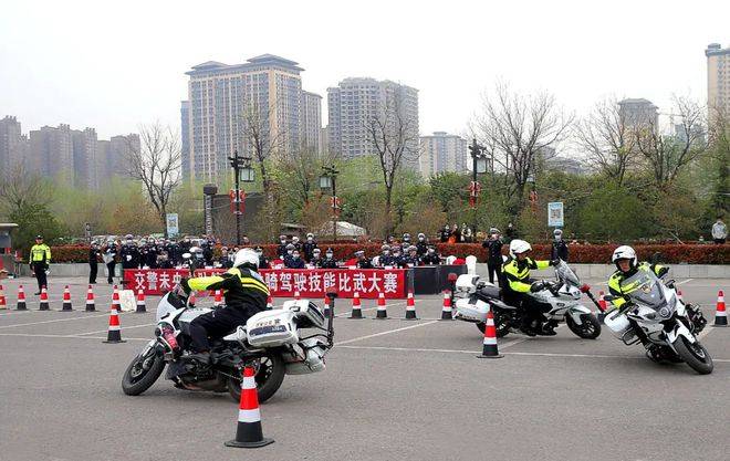交警铁骑比武大赛，燃爆了！(图10)