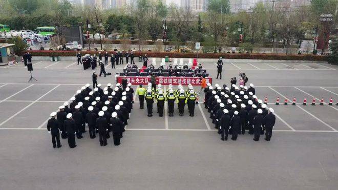 交警铁骑比武大赛，燃爆了！(图9)