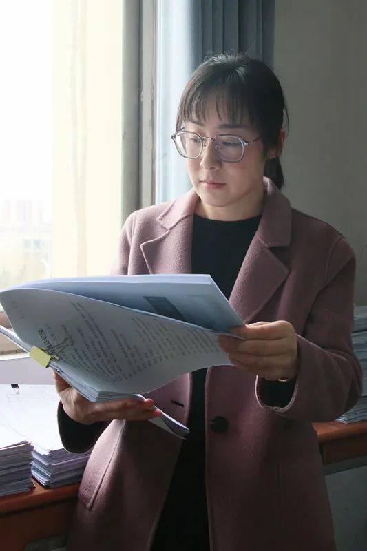 【喜报】泗洪法院民三庭获颁“三八红旗集体”荣誉奖牌(图2)