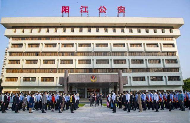 市公安局举行荣誉仪式表彰战疫先进典型 使命在肩继续筑牢疫情防控铜墙铁壁
