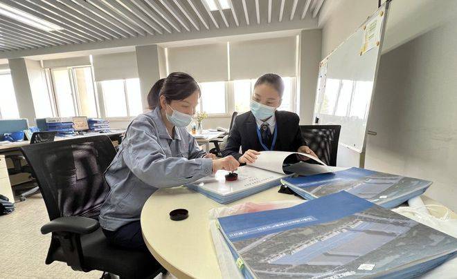 蔡甸：一次“五证齐发” 帮办员获“荣誉员工”称号(图2)