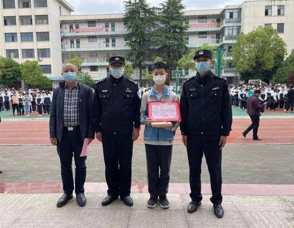 少年，你真棒！警察蜀黍为你送上凯发k8国际的荣誉证书(图3)