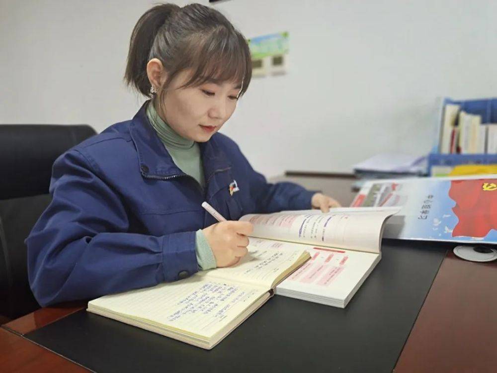 为表扬先进、树立典型  激励广大青年民警辅警  向先进学习、向优秀看齐  昆明市公安局授予  部分集体和个人荣誉称号  呈贡区2人在列  其中  呈贡分局文职辅警黄瀞  被 授予“优秀共青团员”个人  呈贡分局网安大队民警张家诚  被授予“昆明公安新青年”称号个人  具体名单如下  授予“五四红旗团委”称号集体  （1个）  五华分局团委  授予“五四红旗团支部”称号集体  （5个）  出入境管理(图1)