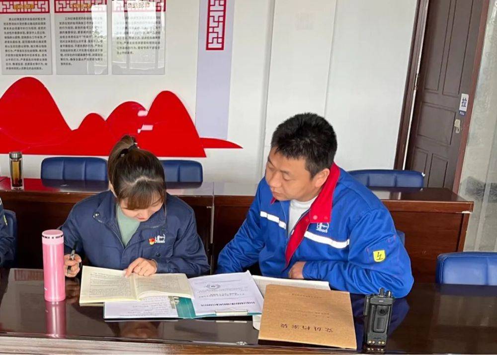 为表扬先进、树立典型  激励广大青年民警辅警  向先进学习、向优秀看齐  昆明市公安局授予  部分集体和个人荣誉称号  呈贡区2人在列  其中  呈贡分局文职辅警黄瀞  被 授予“优秀共青团员”个人  呈贡分局网安大队民警张家诚  被授予“昆明公安新青年”称号个人  具体名单如下  授予“五四红旗团委”称号集体  （1个）  五华分局团委  授予“五四红旗团支部”称号集体  （5个）  出入境管理(图2)