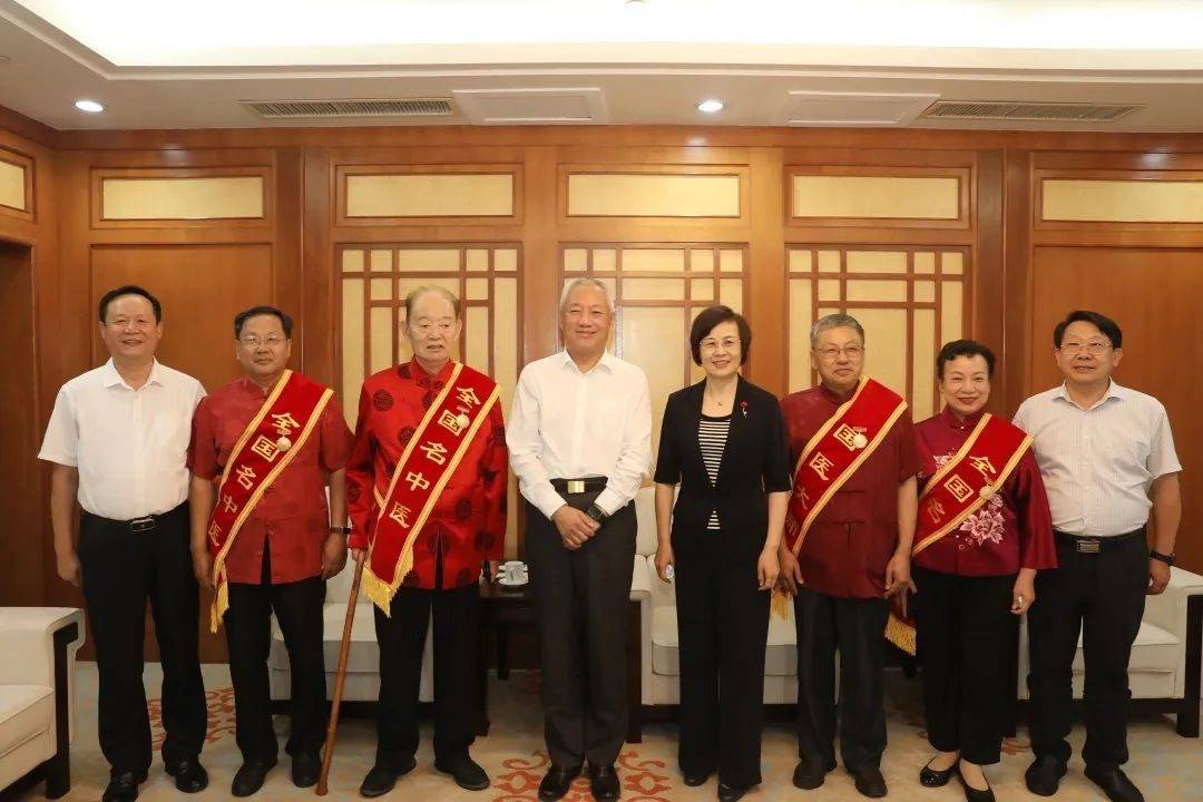 潍坊市中医院主任医师张奇文（左三）在表彰大会山东分会场