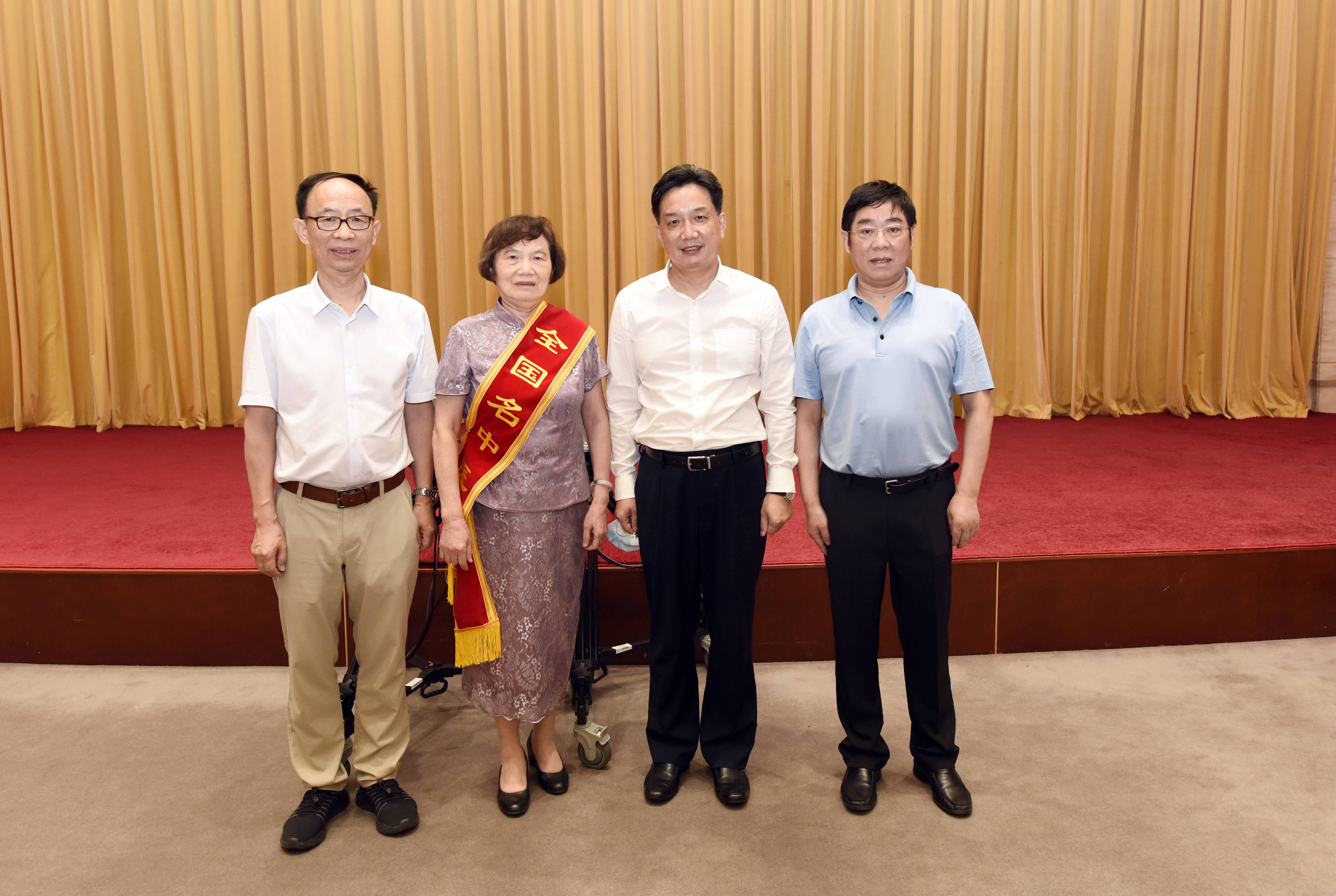 同济医院黄光英教授荣获第二届“全国名中医”称号(图1)