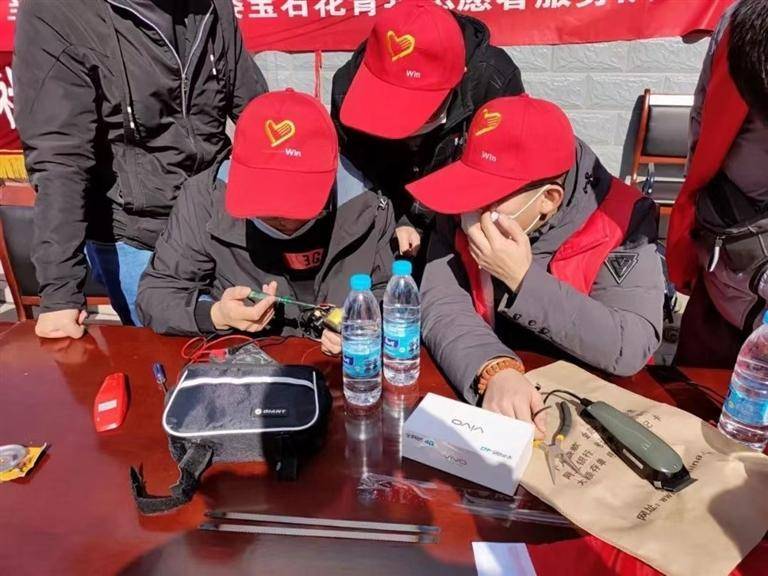 科技日报记者 王祝华 实习生 曲怡臻  智慧交通车道切换系统、老龄人群安全警报系统、便携式核酸采样口电动吸气紫外消毒机、便携式应急快速换胎器……11月20日，在第34届海南省青少年科技创新大赛颁奖仪式现场，来自海南各市县的中小学生“各显神通”，纷纷展示自己的发明创新。  据介绍，参赛作品涉及工程、环境、物理、数学等13个学科，涌现出一批优秀的科技创意和创新作品，展示了青少年科技教育工作的最新成果。(图1)