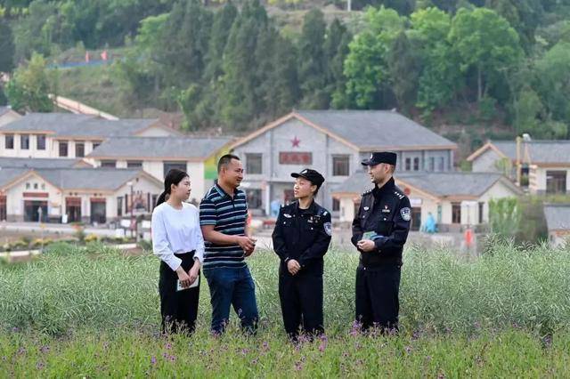 她荣获“全国五一巾帼标兵”称号(图2)