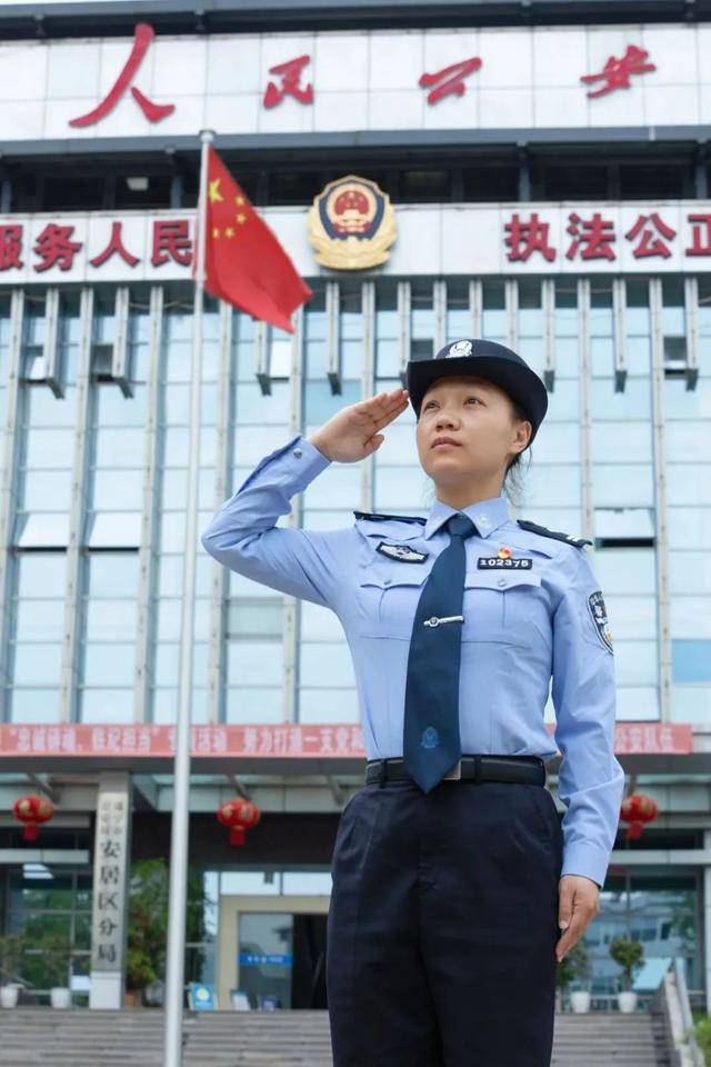 她荣获“全国五一巾帼标兵”称号(图1)
