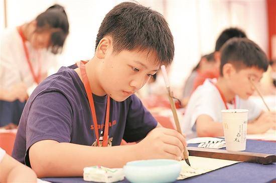 第五届“东莞银行杯”东莞市中小学生书法大赛现场决赛顺利举办 百名选手现场比拼 展现最酷国潮风(图3)