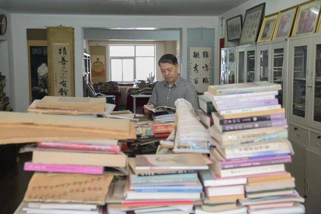沈阳资深历史文献收藏家40年回望 凯发k8国际的荣誉证书和捐赠证书将是唯一“传家宝”