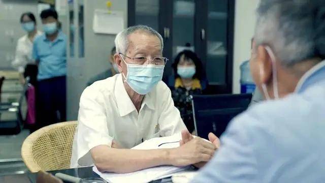 云新闻策划·中国医师节丨只开药方不卖药，这位云南老中医获“最美医生”称号(图6)