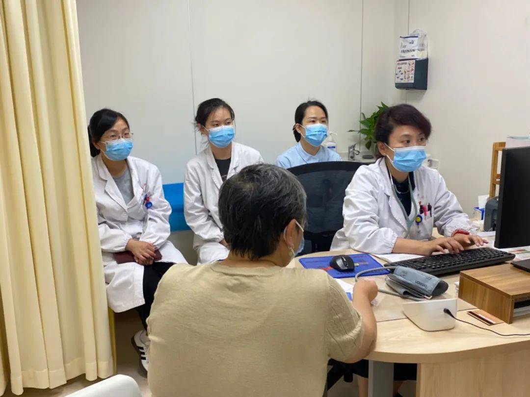 康健街道社区卫生服务中心主任竺琼获“仁心医者·上海市杰出专科医师奖”荣誉称号(图2)