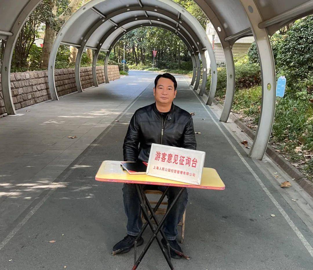 荣获市级“工匠”称号，他说:“不为繁华易匠心，不舍初心得始终！”(图3)
