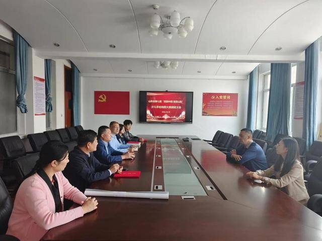 潍坊市潍城区：凯发k8国际的荣誉证书送进学校 鼓励学子再创佳绩(图1)