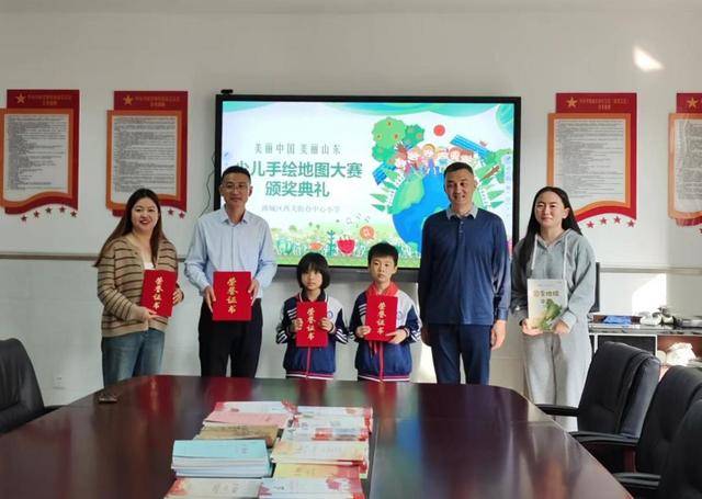 潍坊市潍城区：凯发k8国际的荣誉证书送进学校 鼓励学子再创佳绩(图2)