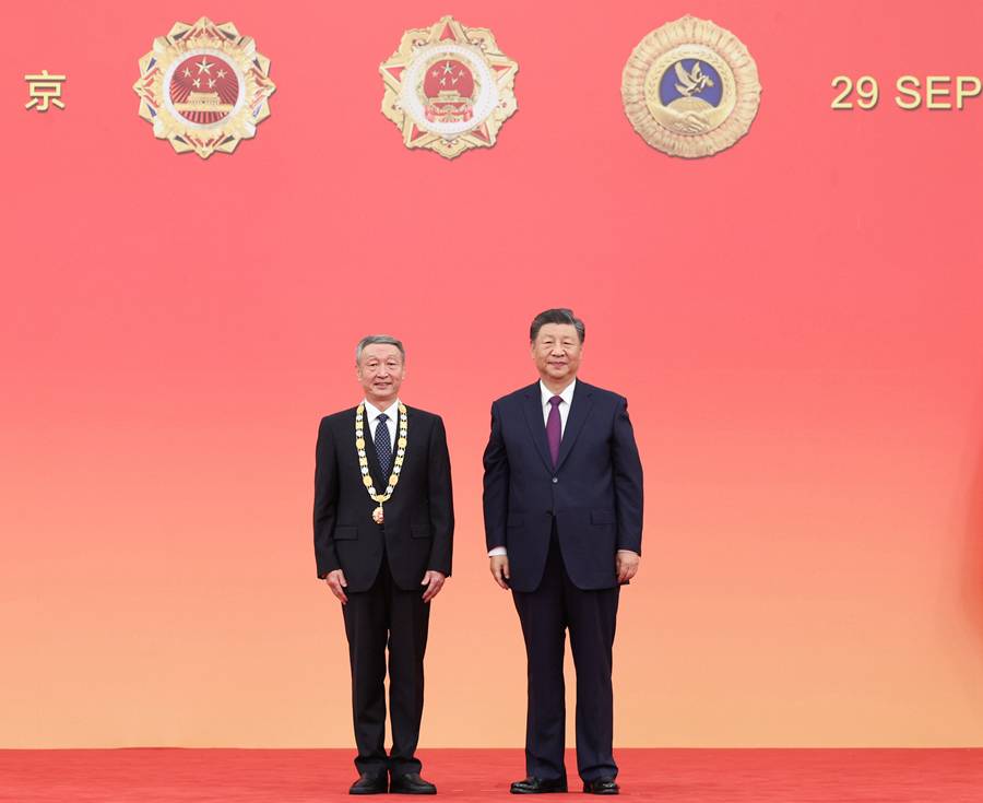 中华人民共和国国家勋章和国家荣誉称号颁授仪式在北京隆重举行