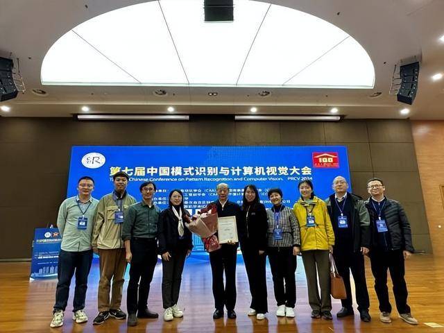 任职北交大,他手握多项国家级大奖!最近,又捧回“终身”荣誉!(图4) 任职北交大,他手握多项国家级大奖!最近,又捧回“终身”荣誉!(图4)