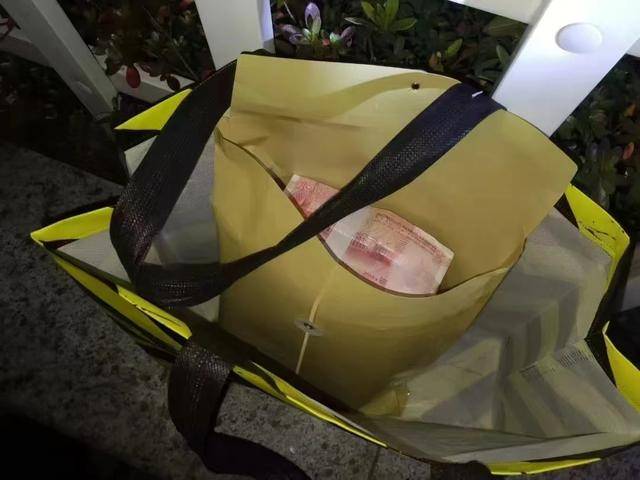 深圳美团外卖骑手捡到13万元巨款全数归还 平台授予“先锋骑手”称号(图1)