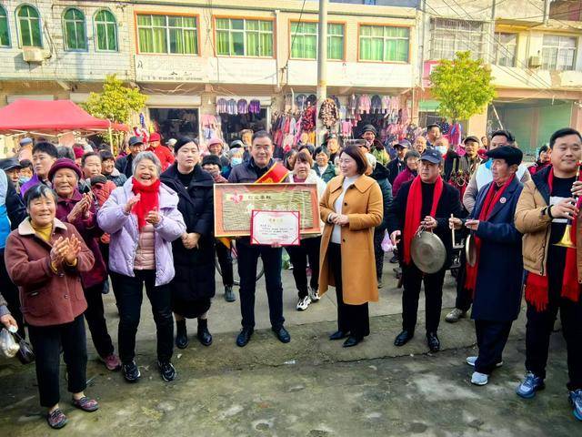 致敬榜样！阜南县为身边好人敲锣打鼓送荣誉(图1)