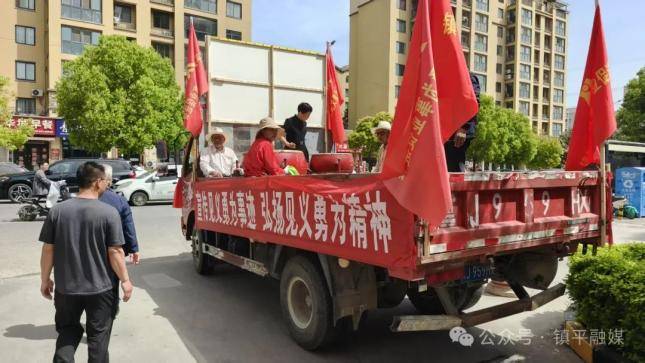 镇平：“见义勇为光荣之家”荣誉牌匾 敲锣打鼓送进家门(图1)
