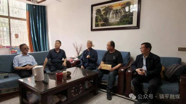 镇平：“见义勇为光荣之家”荣誉牌匾 敲锣打鼓送进家门(图3)