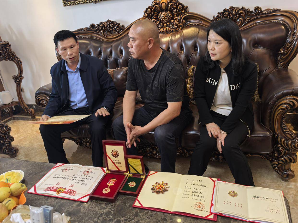 喜报送家门 荣誉共分享——云岩区为荣立三等功现役军人家属送喜报(图2)