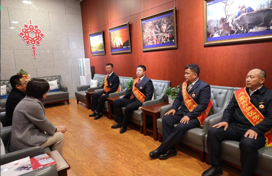 森工集团4名自治区劳动模范称号获得者载誉归来(图2)