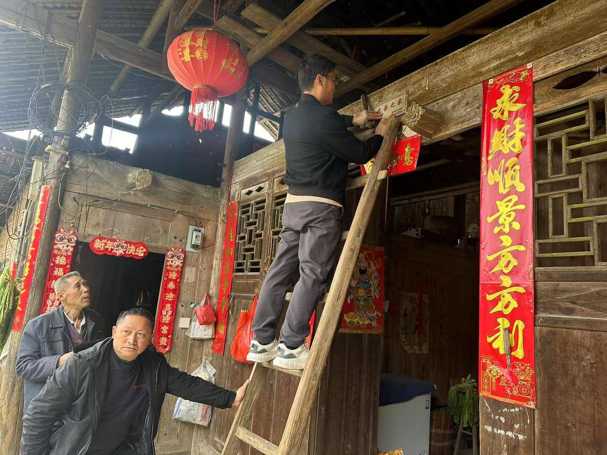 客楼镇：小小光荣牌 彰显大关怀(图2)