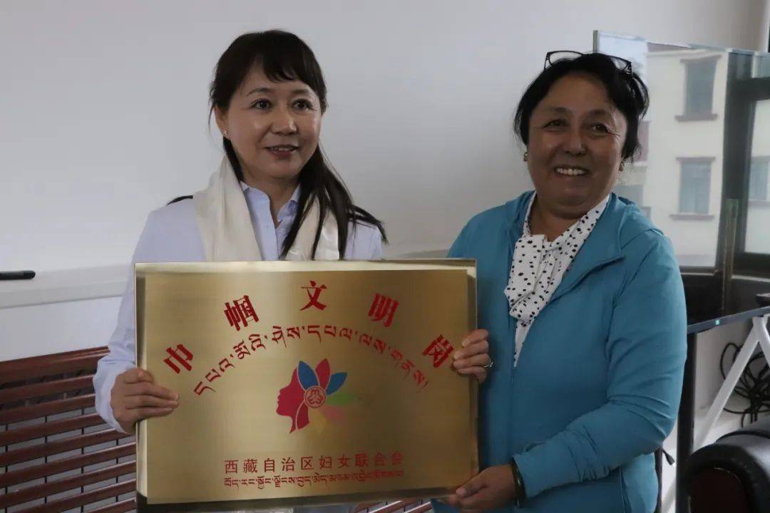 自治区妇联开展“致敬最美巾帼人 送荣誉到岗位”活动(图2)
