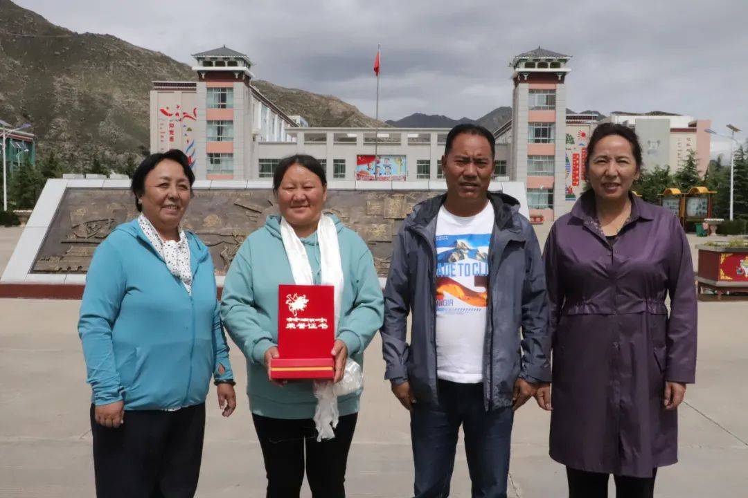 自治区妇联开展“致敬最美巾帼人 送荣誉到岗位”活动(图3)