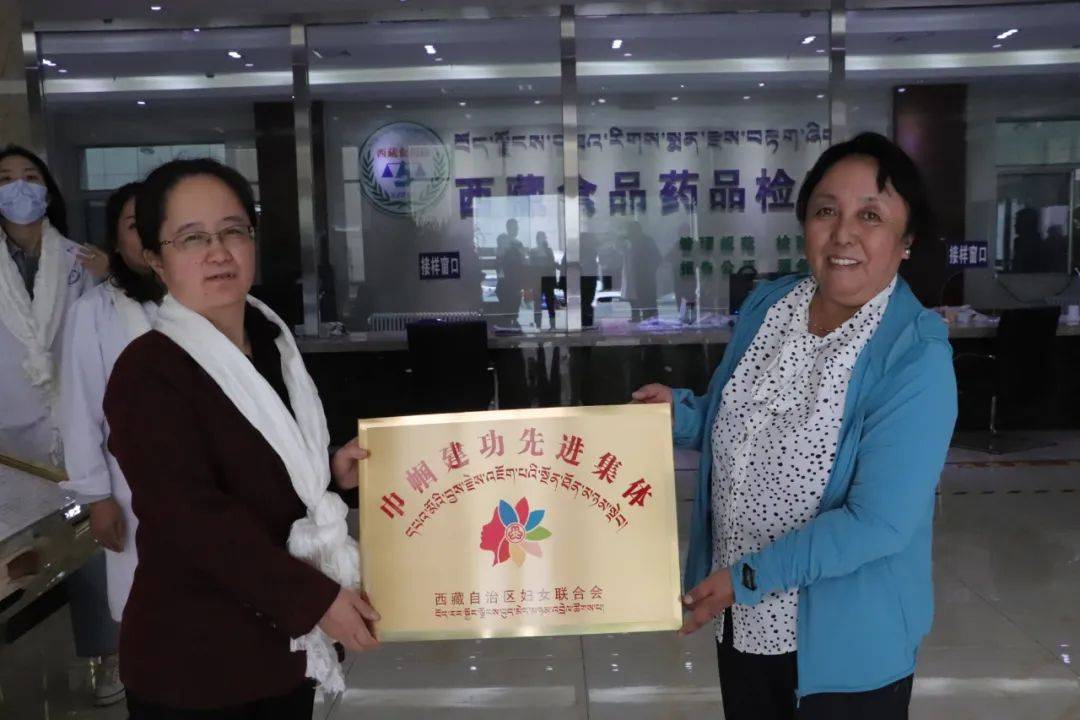 自治区妇联开展“致敬最美巾帼人 送荣誉到岗位”活动(图4)