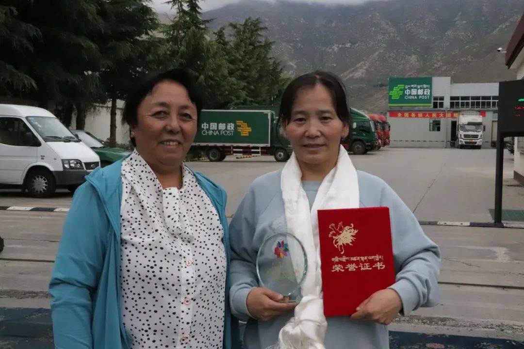 自治区妇联开展“致敬最美巾帼人 送荣誉到岗位”活动(图6)