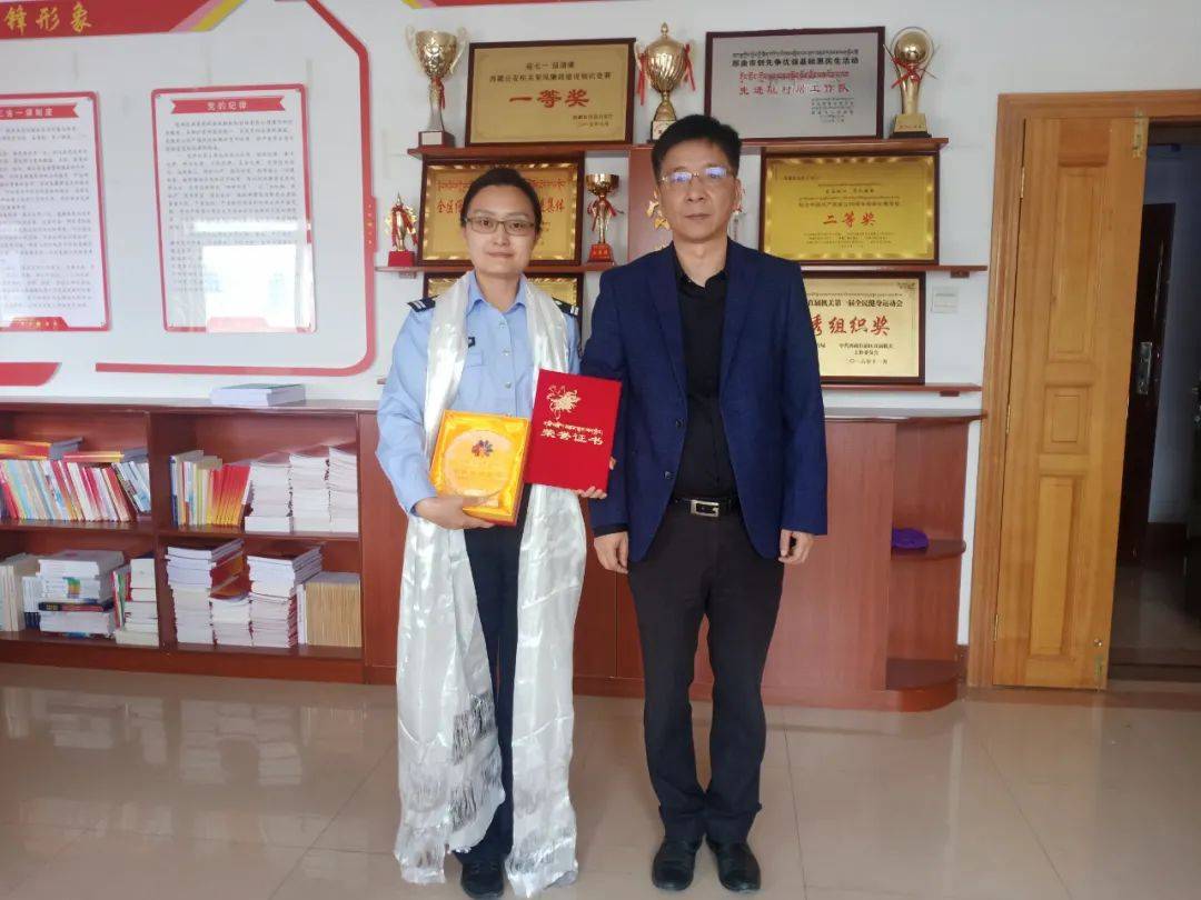自治区妇联开展“致敬最美巾帼人 送荣誉到岗位”活动(图8)