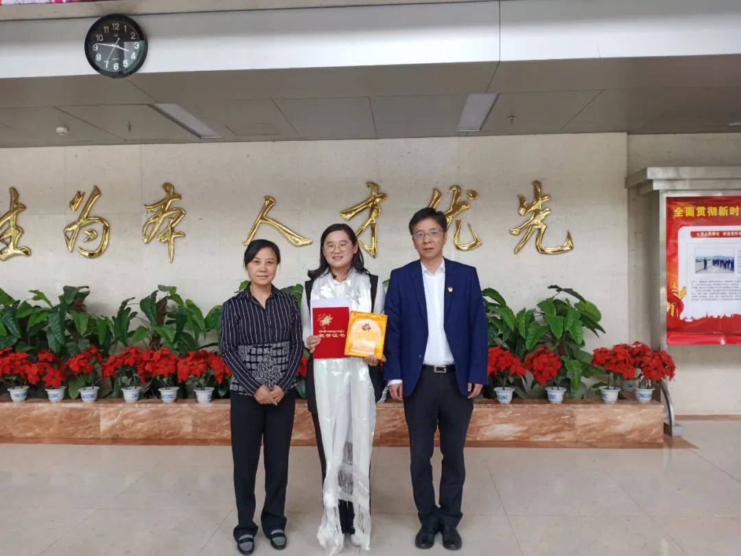自治区妇联开展“致敬最美巾帼人 送荣誉到岗位”活动(图7)