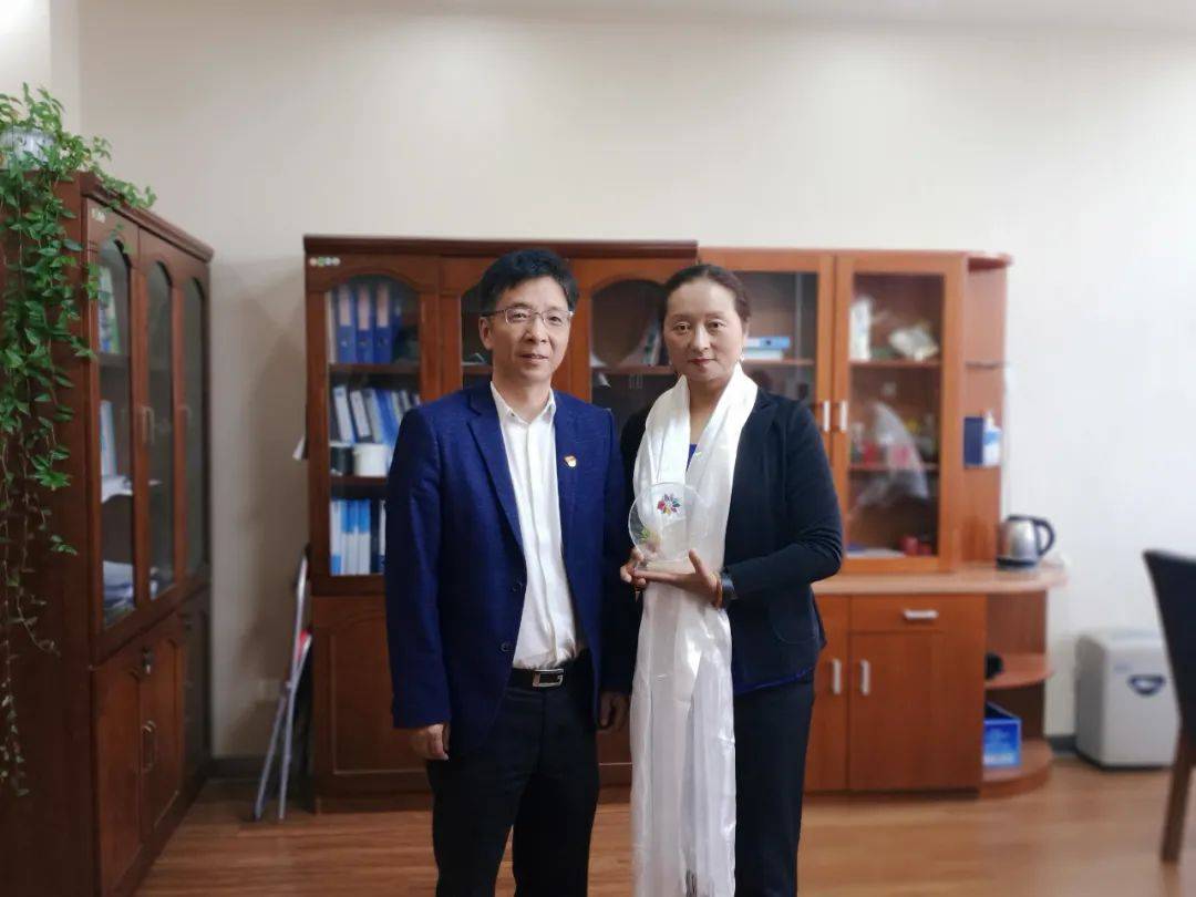 自治区妇联开展“致敬最美巾帼人 送荣誉到岗位”活动(图10)