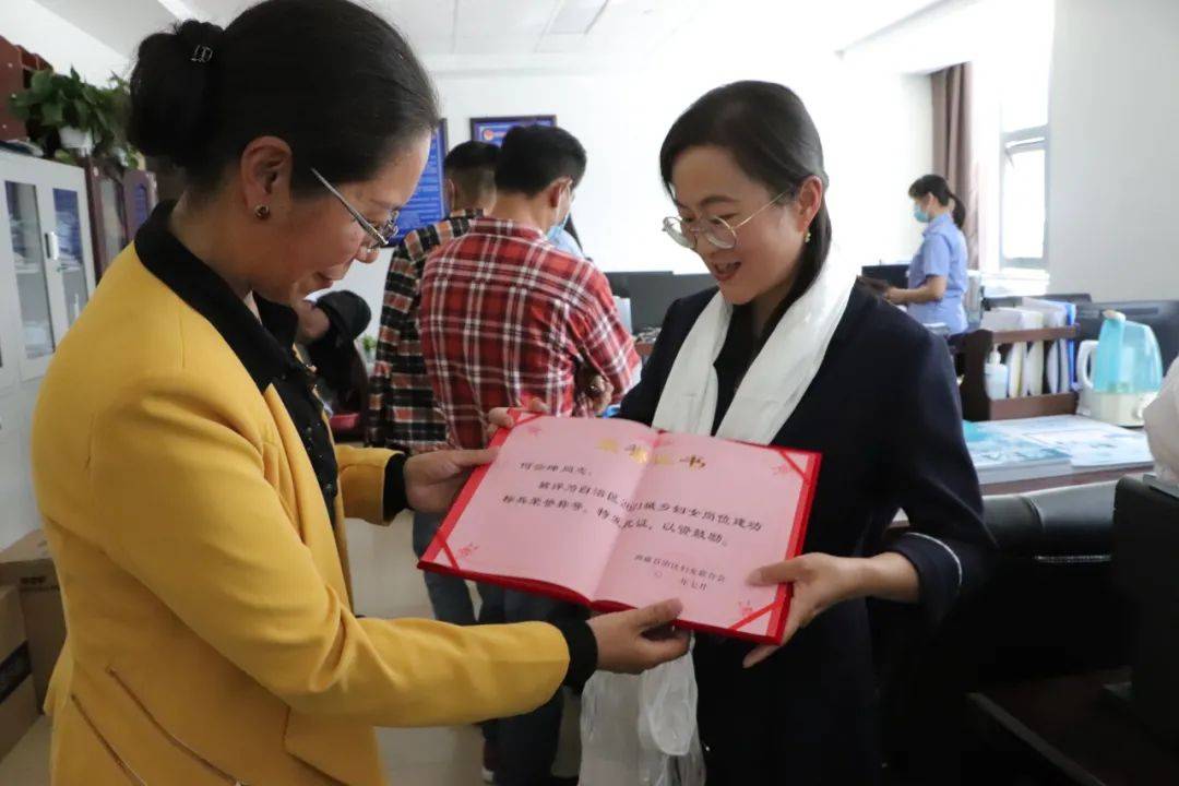 自治区妇联开展“致敬最美巾帼人 送荣誉到岗位”活动(图15)