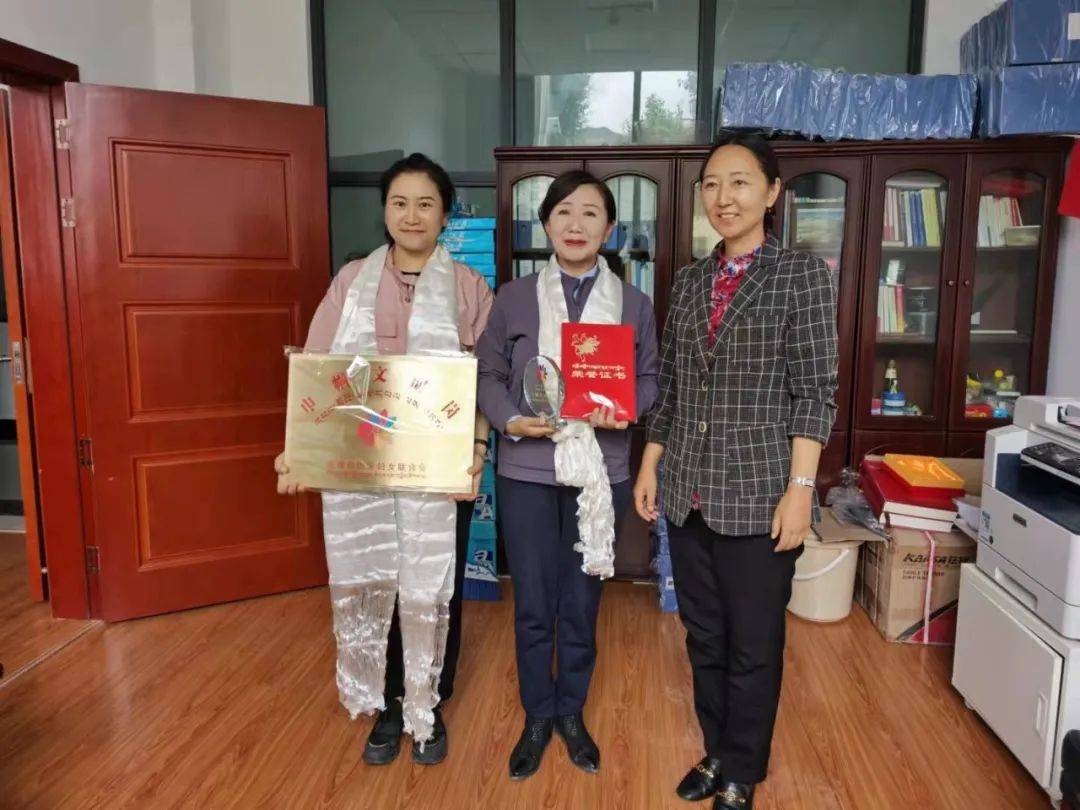 自治区妇联开展“致敬最美巾帼人 送荣誉到岗位”活动(图17)