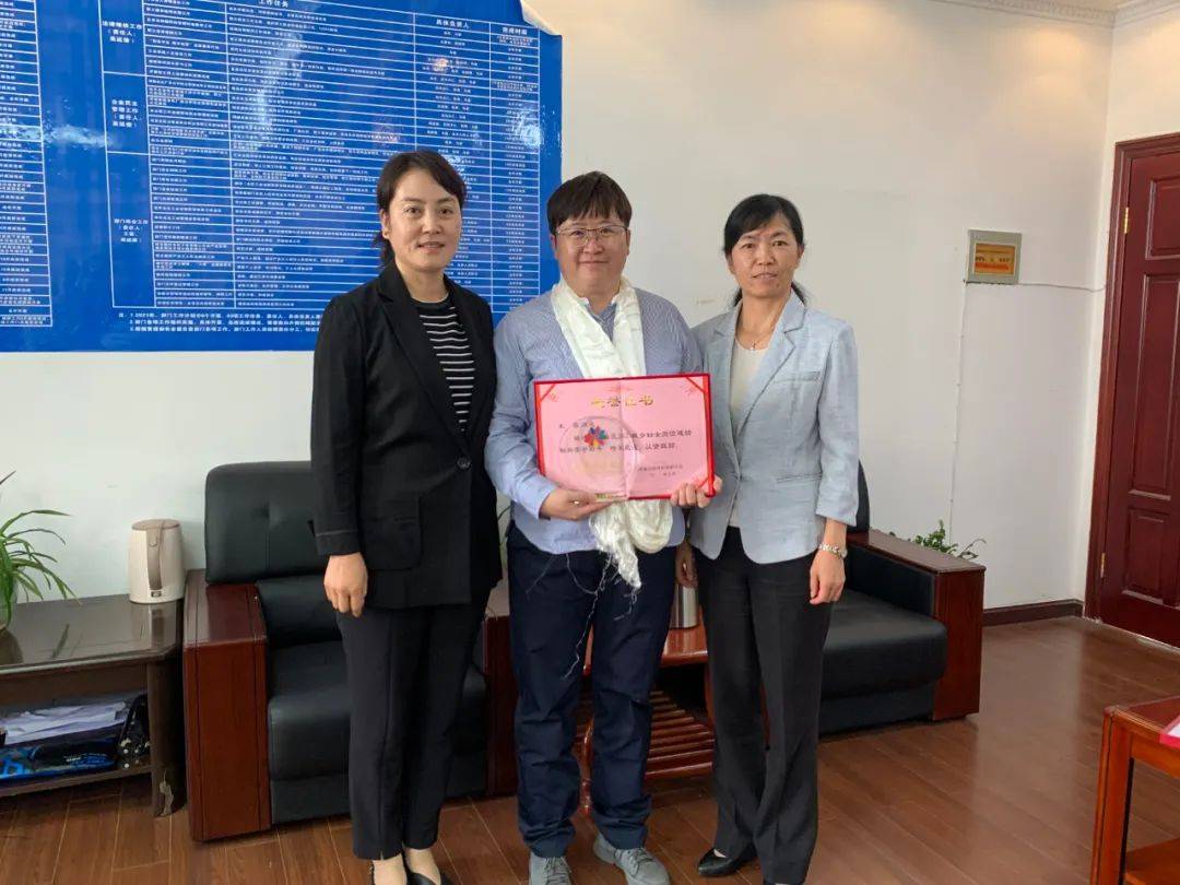 自治区妇联开展“致敬最美巾帼人 送荣誉到岗位”活动(图23)
