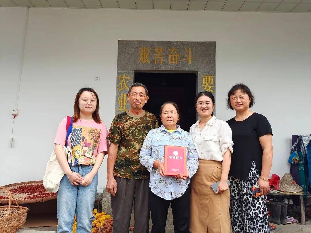 旌德县妇联开展“送奖下基层”荣誉送上门活动(图5)