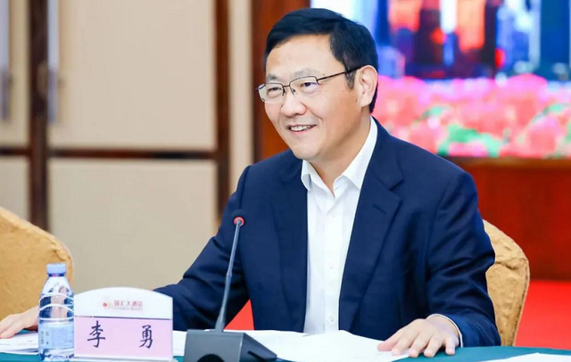 市委统战部副部长、市工商联党组书记李勇为我会颁发全国“四好”商会荣誉牌匾(图2)